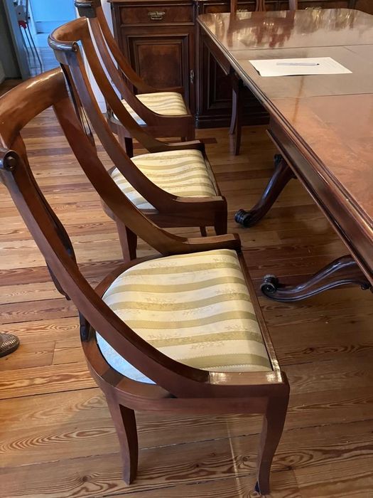 Mesa de jantar extensível, em nogueira, com cadeiras