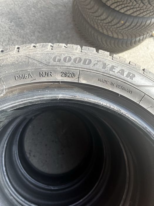 Практично новий комплект зимніх шин 215/50R17 Goodyear