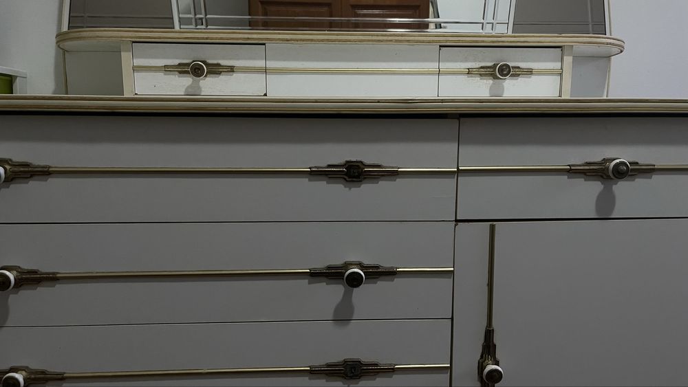 Comoda Branca Com Espelho e Detalhes Dourados