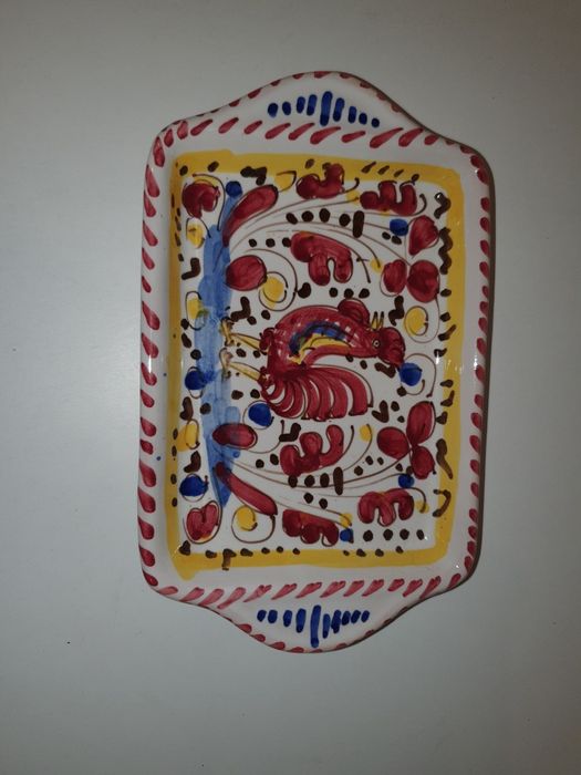 Włoska ceramika Deruta, tacka na masło, czerwony wzór kogut i kwiaty