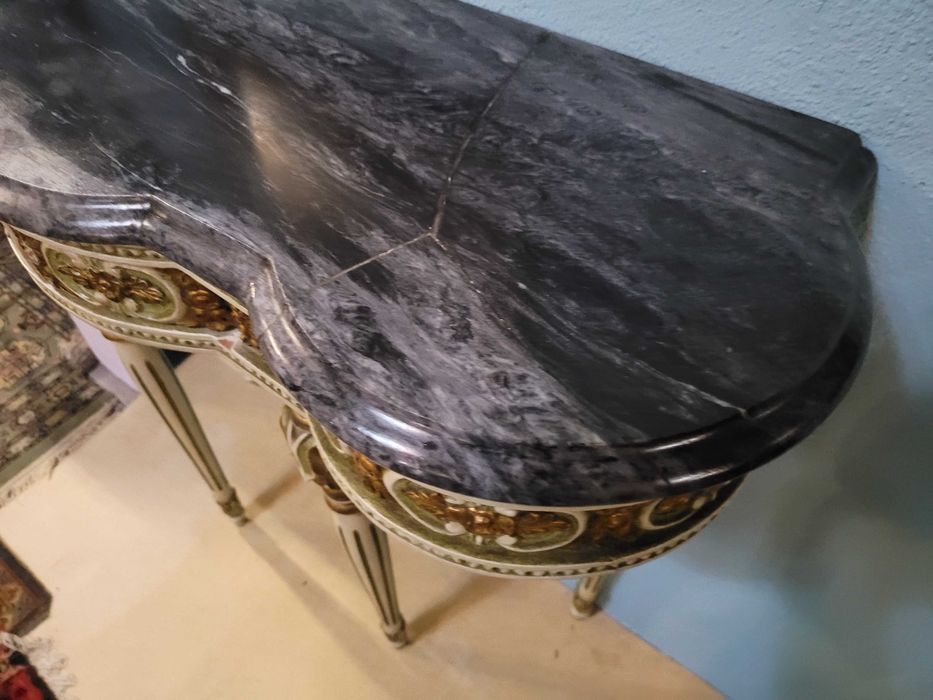 Credencia antiga em madeira com tampo em pedra