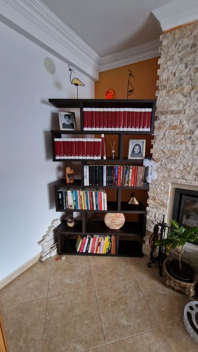 Estante para livros.