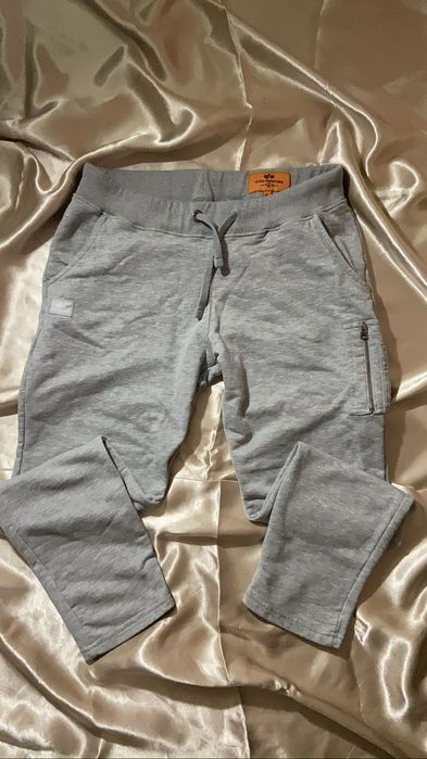 штани від бренду Alpha Industries