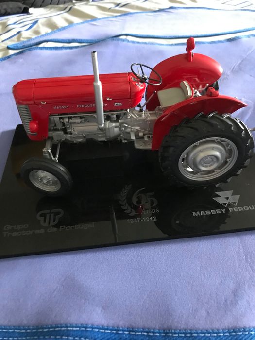 Miniatura 1:16 Massey Fergunson.