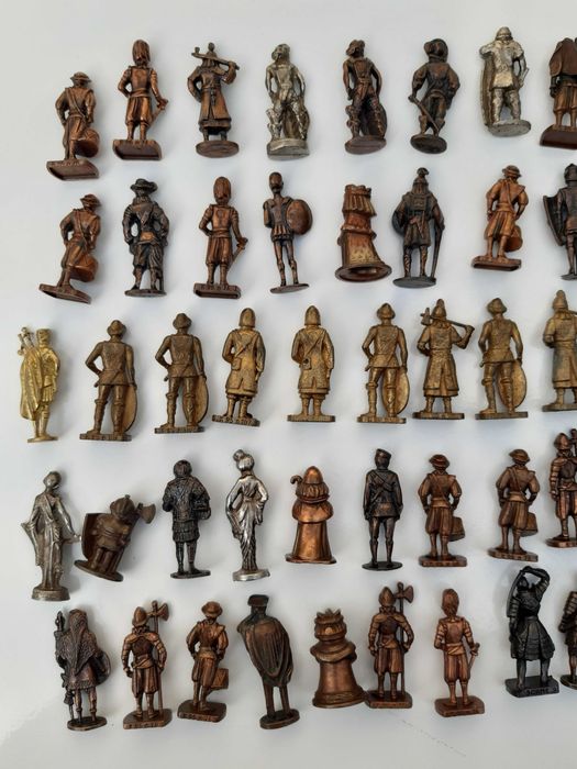 Kinder Brindes – 69 Figuras em Metal Romanos Soldados Cowboys Indios