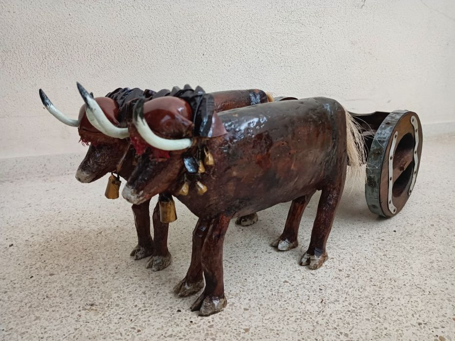 Belíssima peça decorativa c/ 60cm
"Junta de bois com carro" em madeira