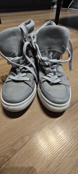 Buty damskie na koturnie