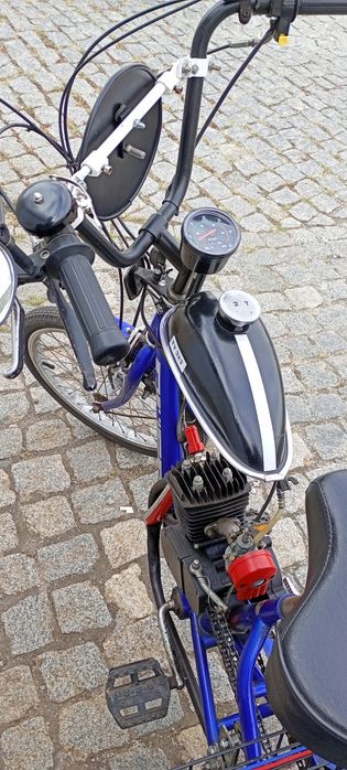 Triciclo com motor auxiliar. Único a  gasolina 2T  e a funcionar na perfeição não não á outro igual.