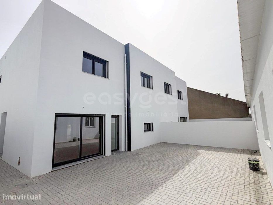 Moradia Geminada T3 Nova com Garagem, no Montijo