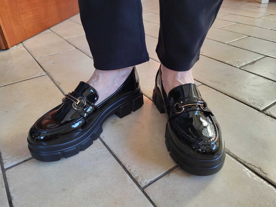 Buty-mokasyny damskie czarne lakierki na grubej podeszwie