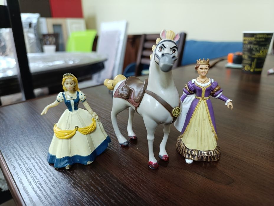 Фігурки Рапунцель, королева , принцеса , кінь , герої