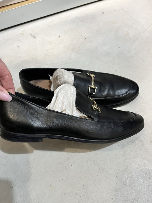 Mokasyny damskie czarne skórzane ze złotą klamrą Lasocki r. 39