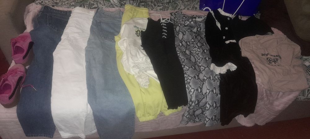 Віддам речі на дівчину