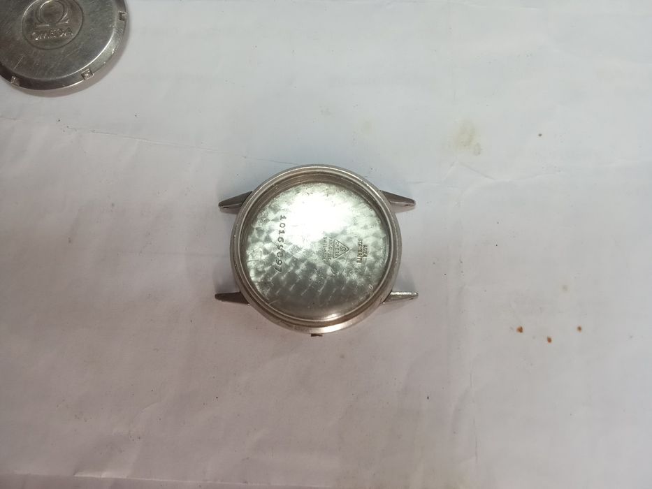 Uma caixa aço Omega. Duas tampas. Uma Sicura