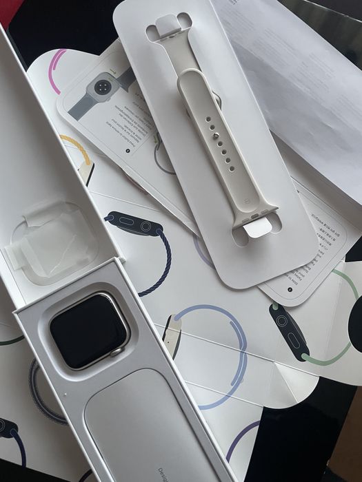 Apple Watch SE 3 - 44mm - Alumínio Luz das estrelas | Sport Band