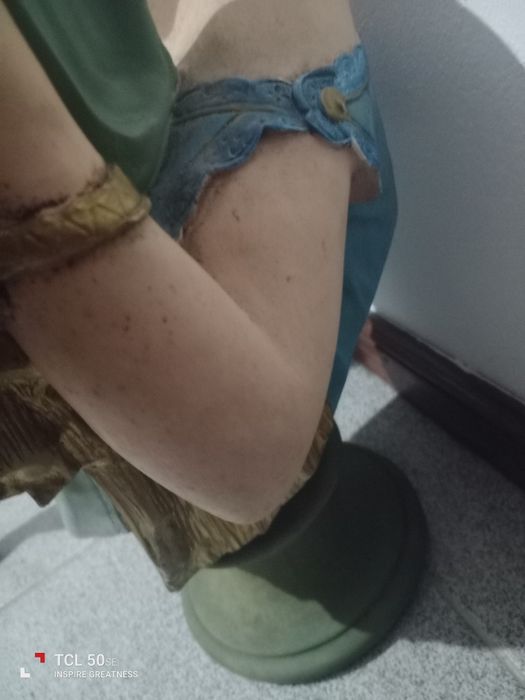 Elegante estátua de mulher segurando o espelho, peça antiga.