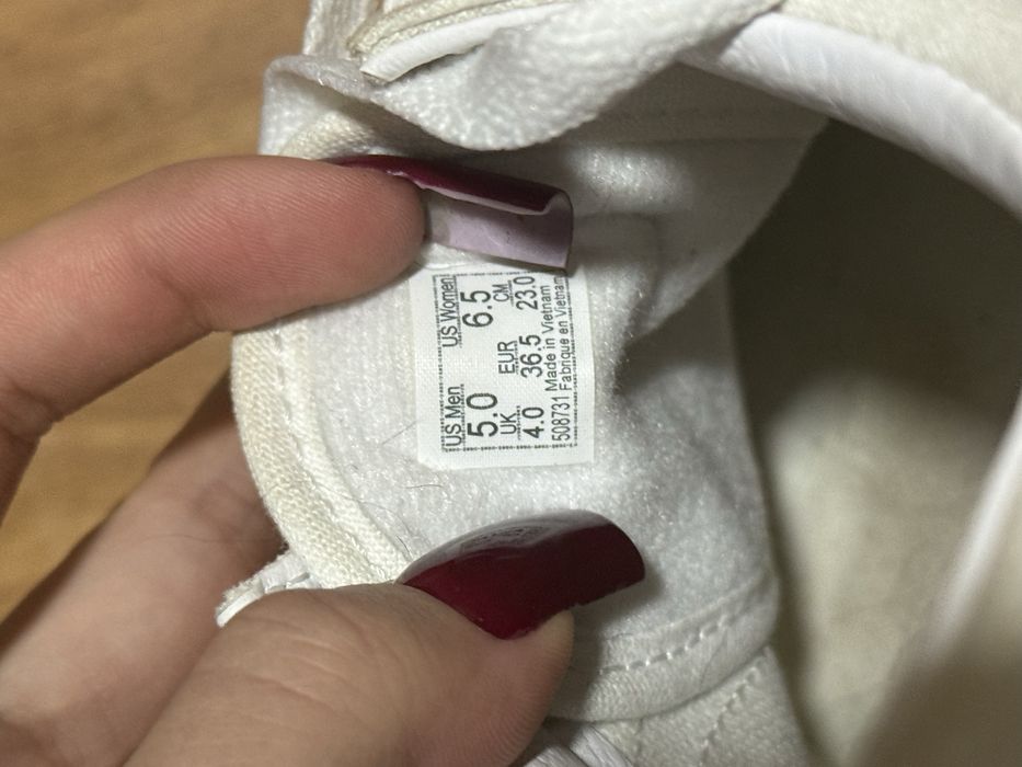 Кроссівки білі Vans.