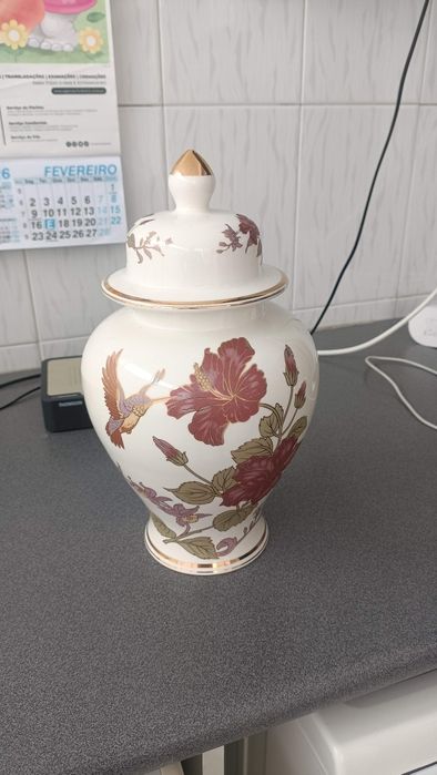 Vaso ornamental com tampa