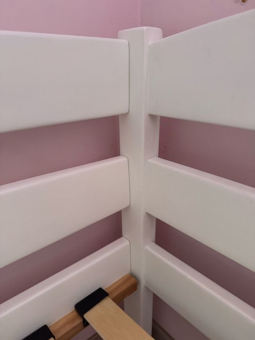 Кровать  односпальная из  натур дерева