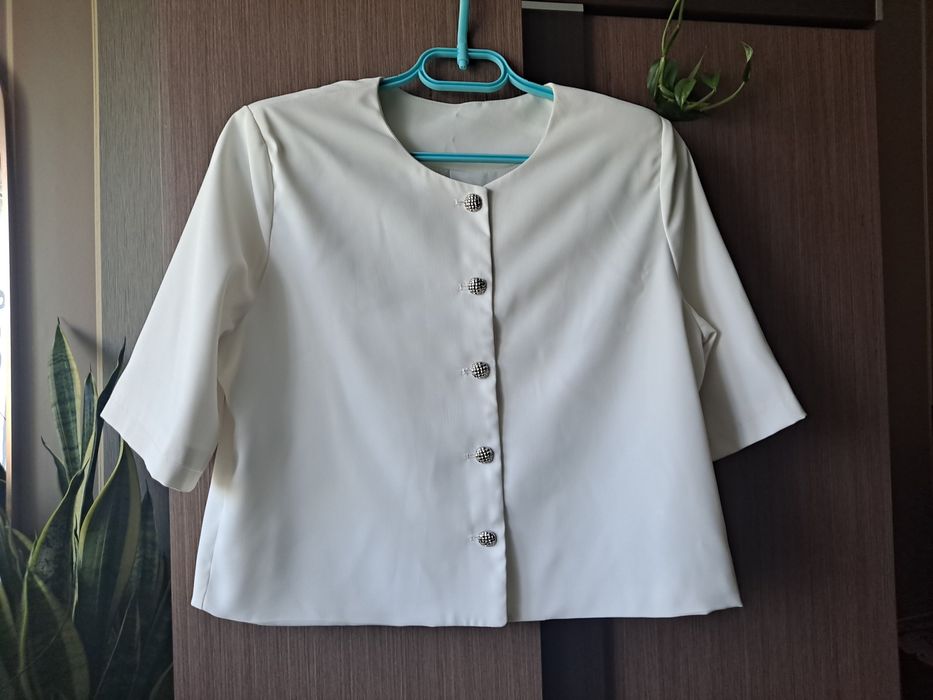 Biały żakiet damski