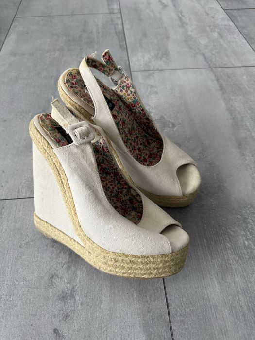 Letnie jasne buty na koturnie