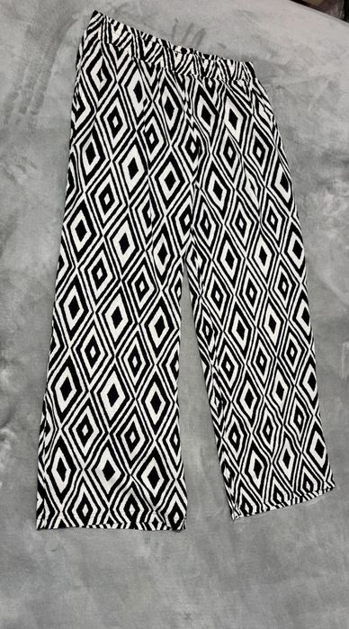 Eleganckie spodnie damskie L – czarno-biały wzór geometryczny, 1