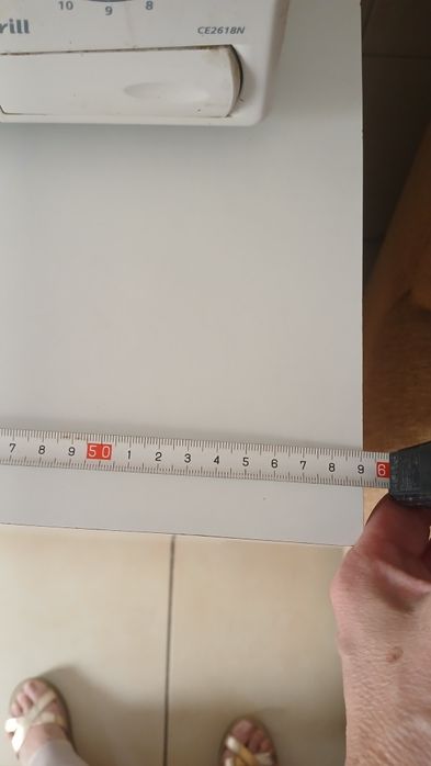 Móvel branco com gravata