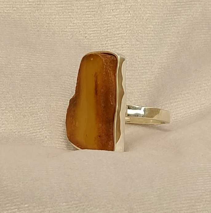 Srebrny pierścionek z bursztynem