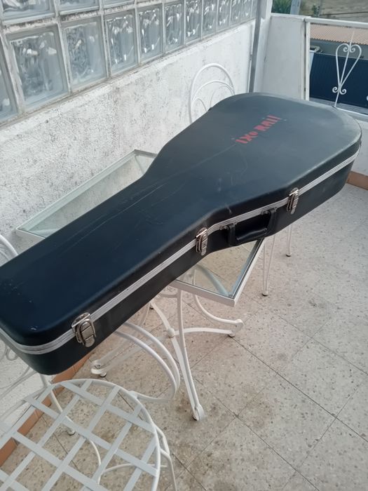 Case de guitarra danificada