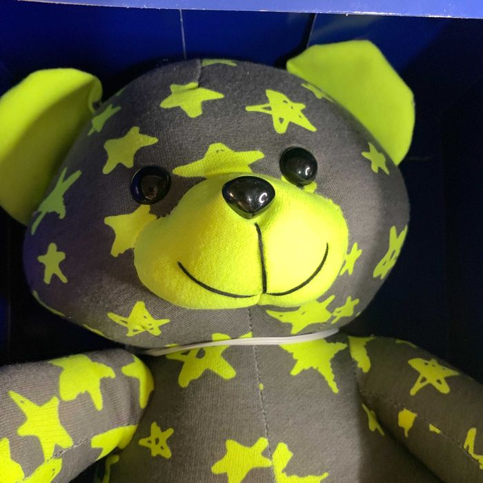 Плюшевий  ведмідь Тедді світиться у темряві