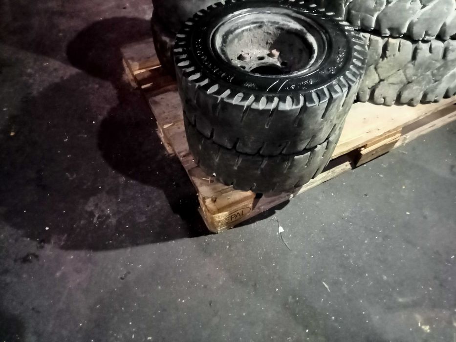 REFP10A 2 PNEUS MACIÇOS BERGOUGNAN 18X7-8