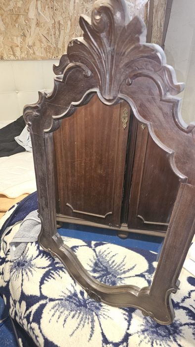 Roupeiro, cómoda com escrivaninha e espelho