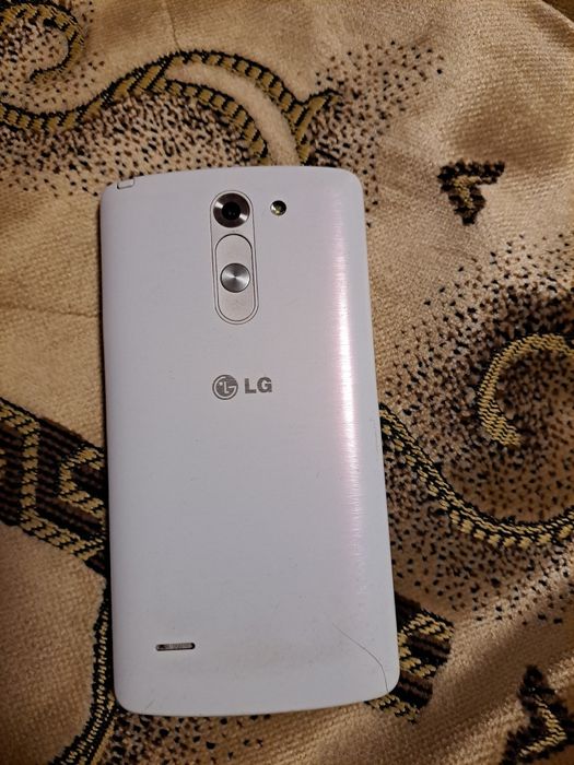 Телефон LG на деталі