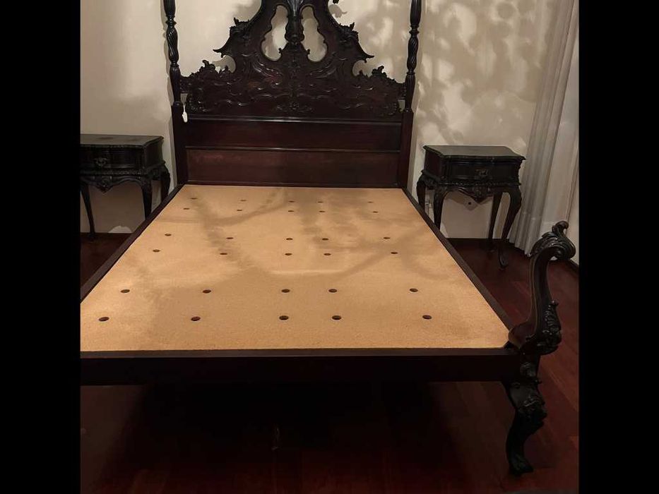 Cama de casal antiga/vintage de madeira escura