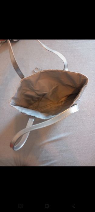 Srebrna niezapinana torebka z portfelem/minisaszetka z paskiem na nap