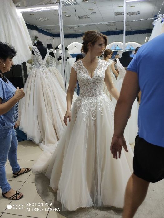 Продам весільну сукню