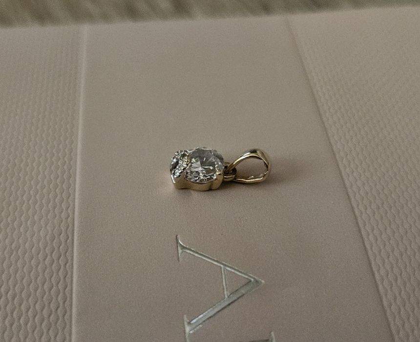 Apart 585 złota zawieszka z cyrkoniami