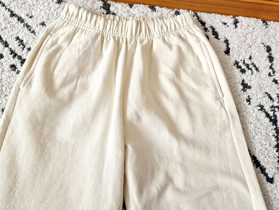 Kremowe spodnie Sinsay XS 34 spodenki dresy