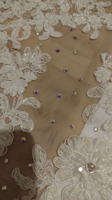 Suknia ślubna z cyrkoniami