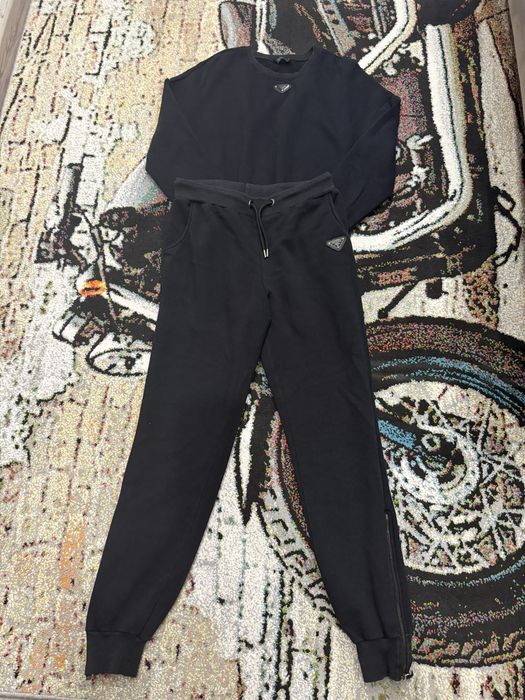 Два теплих костюми чорного кольору