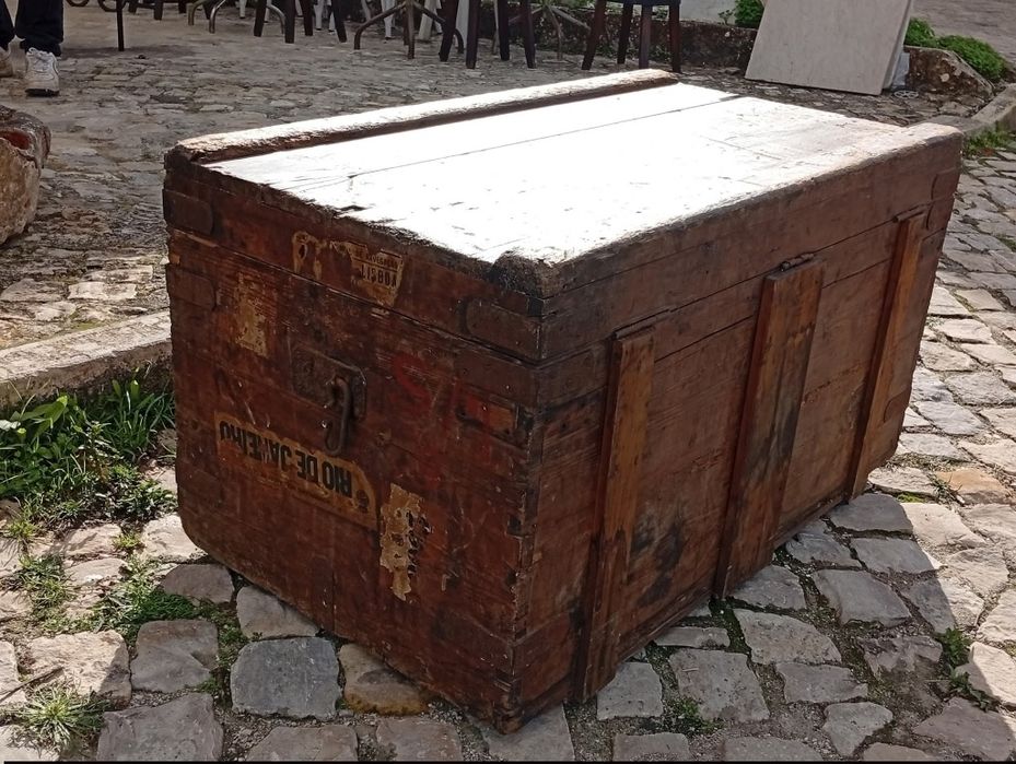 Baú antigo em madeira
