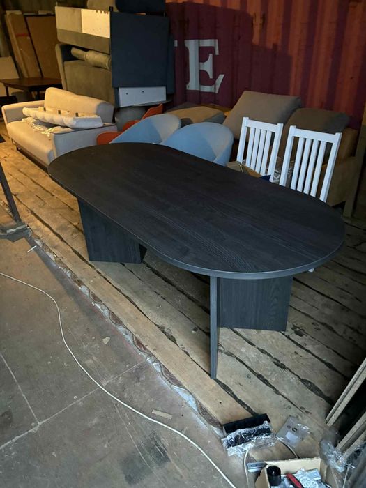 Solidny stół, gruby blat