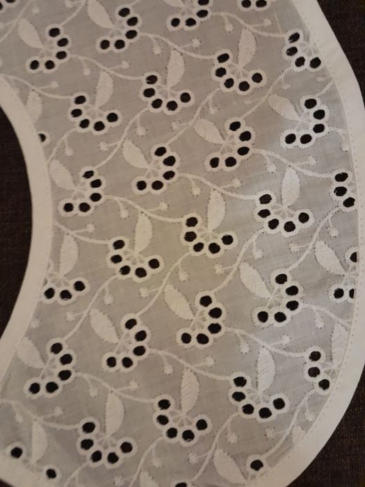 Dwa białe kołnierzyki haftowane