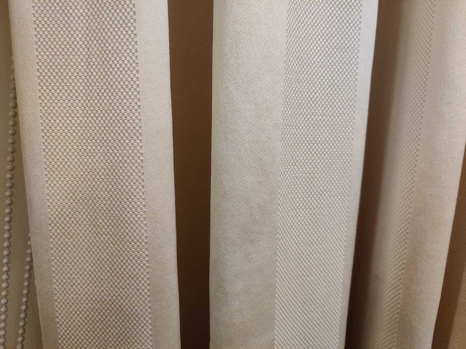 Cortinados bege estilo imperial