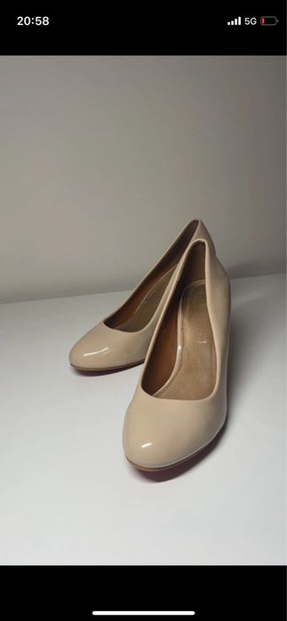 Beżowe buty na obcasie