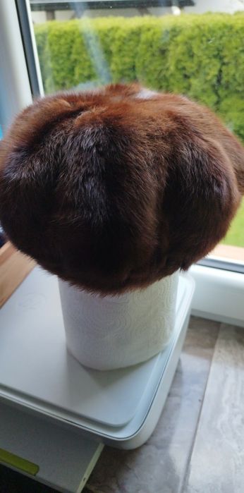 Brązowy beret z naturalnego futra