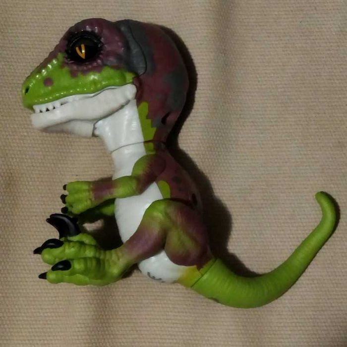 Untamed Fingerlings Dino Raptor
