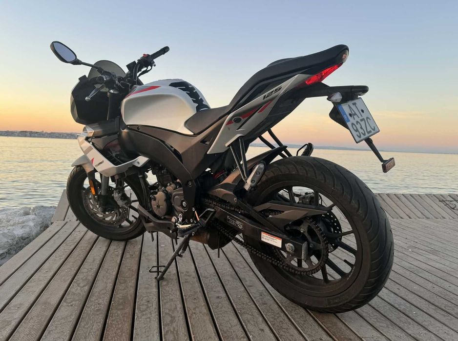 Mota Aprilia Tuono 125cc - Pneus Michelin - 9.900km