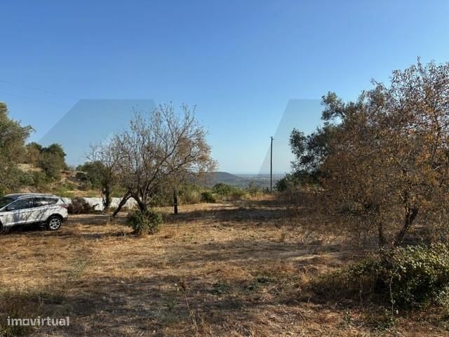 Encantador Terreno Rústico com Vista Mar