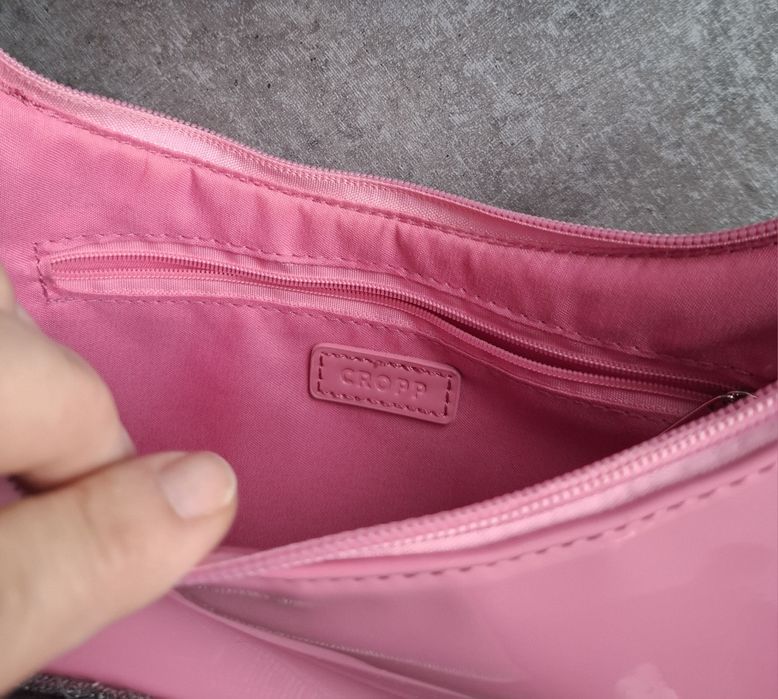 Różowa lakierowana torebka na ramię Cropp